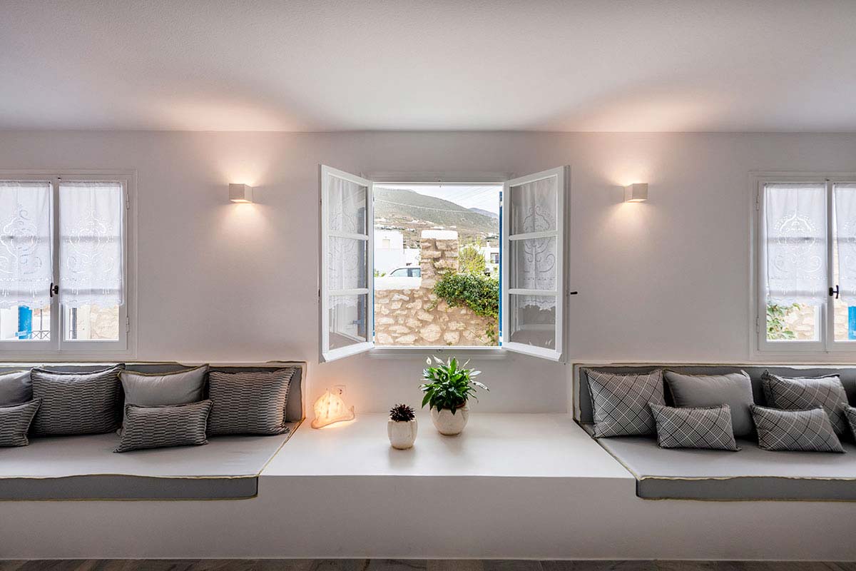 Die Lounge des Hotels Aegeon in Paros