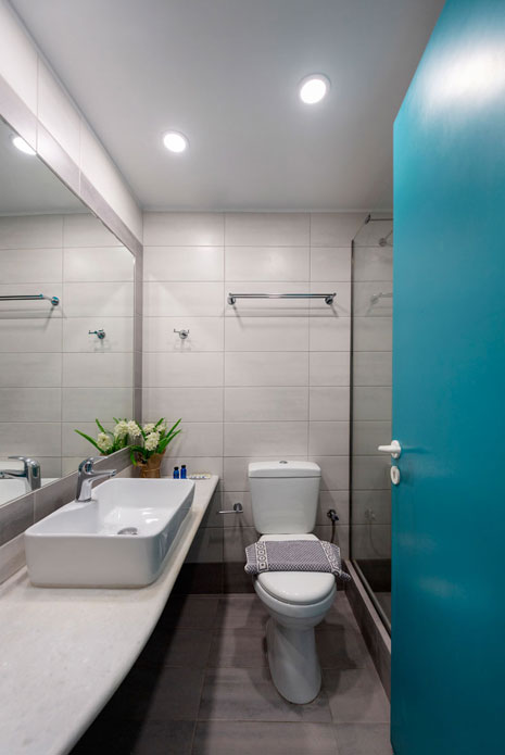 Salle de bain d'une chambre à l'hôtel Aegeon de Paros