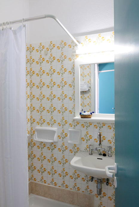 Salle de bain de la chambre économique de l'hôtel Aegeon