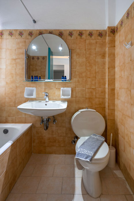 Das Badezimmer des Familienzimmers im Aegeon Hotel in Paros