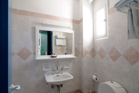 La salle de bain de la chambre familiale de l'hôtel Aegeon à Paros