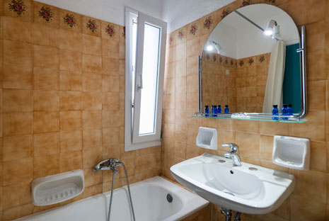La salle de bain de la chambre familiale de l'hôtel Aegeon à Paros