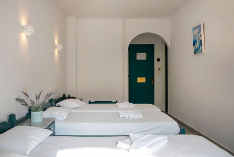La chambre quadruple de l'hôtel Aegeon