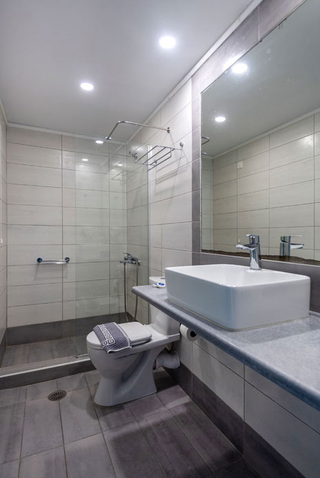 Das Badezimmer eines Vierbettzimmers im Aegeon Hotel