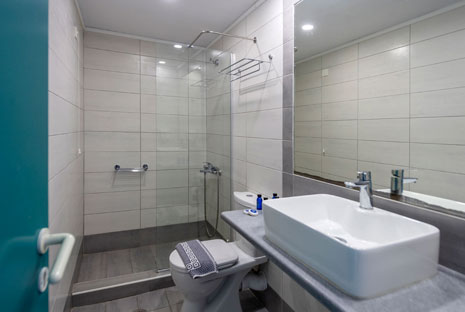 The bathroom of a quadruple room at Aegeon hotel