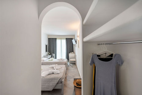 Das Dreibettzimmer im Aegeon Hotel in Paros
