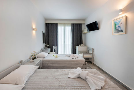 La chambre triple de l'hôtel Aegeon à Paros