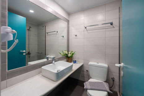 Das Badezimmer des Dreibettzimmers im Aegeon Hotel
