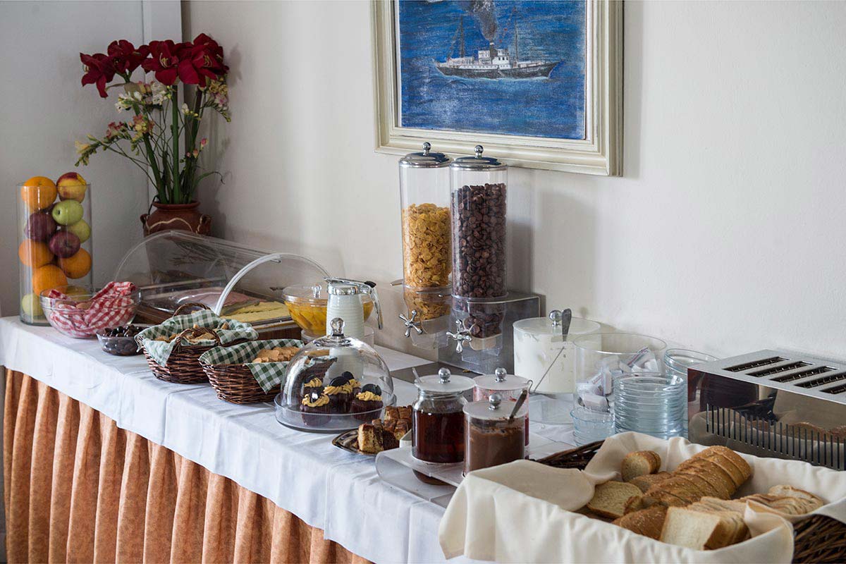 Breakfast at hotel Aegeon in Paros